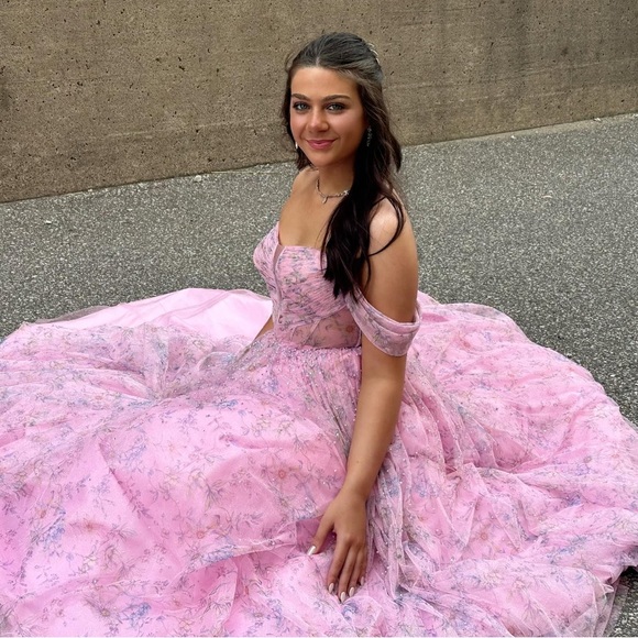 Prom dress size 6/8. Bought for $950 and selling for $350 - Picture 2 of 4